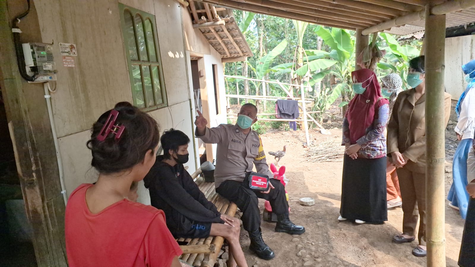 Cegah Penyebaran TBC, Bhabinkamtibmas Bersama Puskesmas Gelar Tracing Terintegrasi CKG