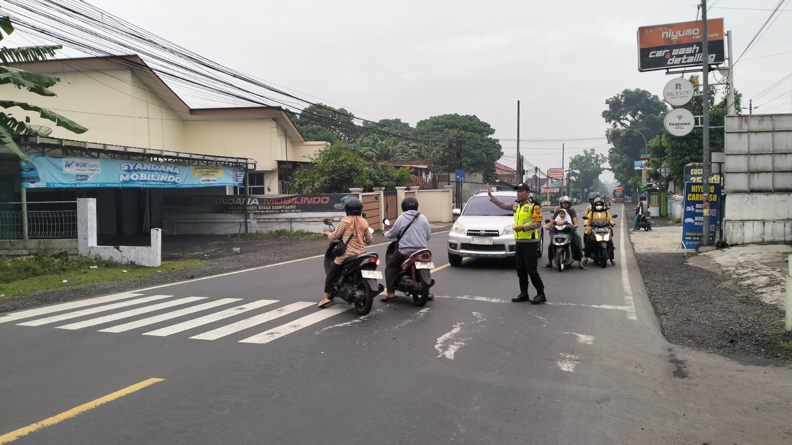 Polsek Karanglewas Perkuat Pelayanan Pagi, Bhabinkamtibmas Hadir di Tengah Pengguna Jalan