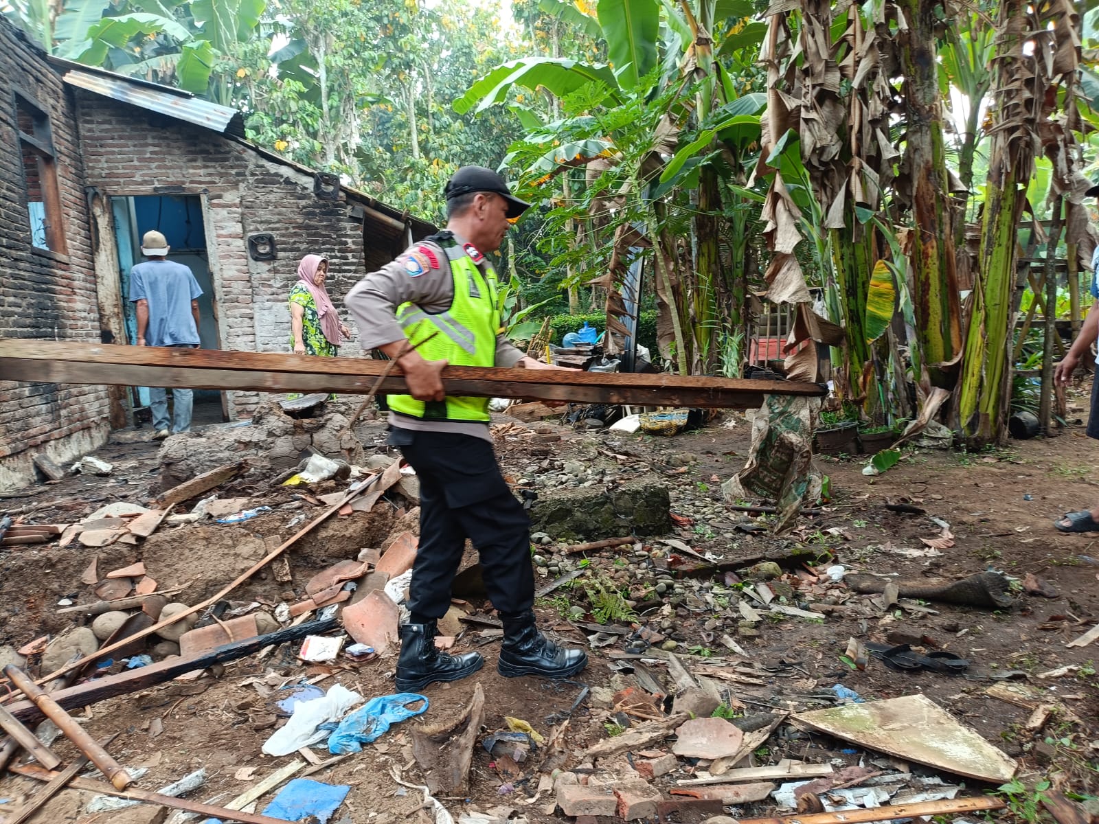 Polsek Kalibagor Banyumas dan Warga Gotong Royong Perbaiki Dapur Terbakar di Desa Petir