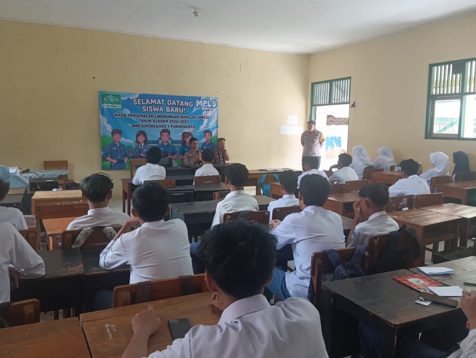 Polsek Purwokerto Selatan Edukasi Pelajar Saat MPLS, Tekankan Pencegahan Kenakalan Remaja dan Bullying