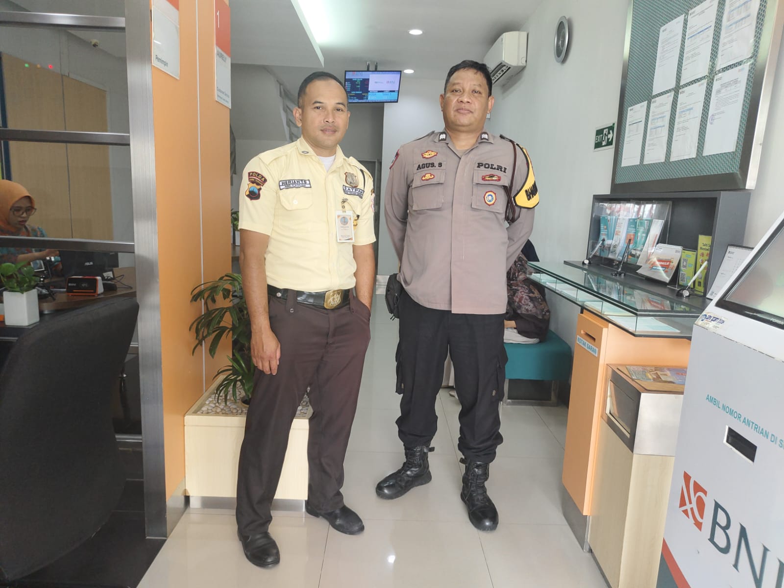 Sambangi Bank BNI Dukuhwaluh, Bhabinkamtibmas Kembaran Banyumas Ingatkan Waspada Kejahatan Perbankan