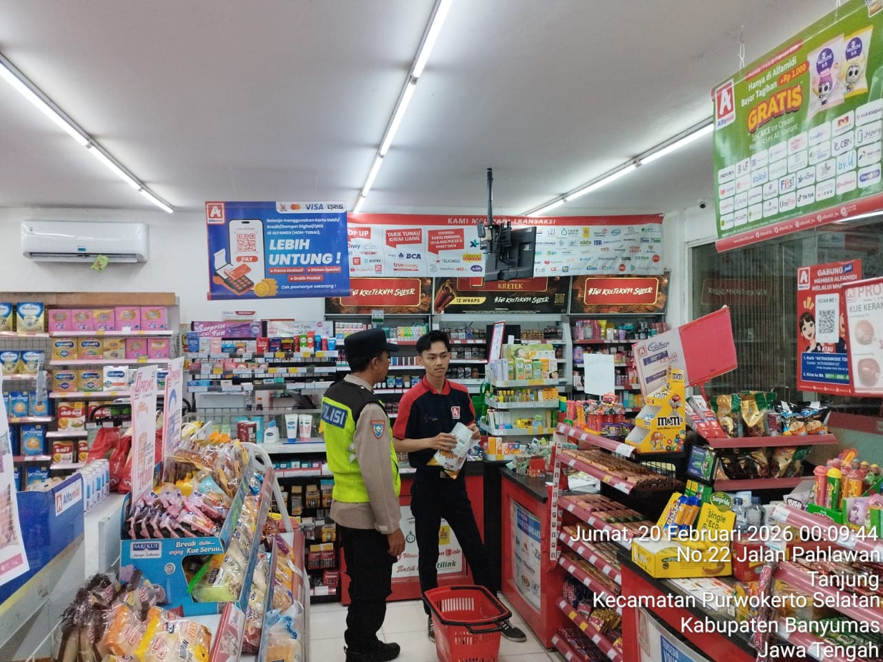 Tekan Aksi 3C, Bhabinkamtibmas Polsek Patikraja Polresta Banyumas Sambangi Karyawan Minimarket dan Jukir