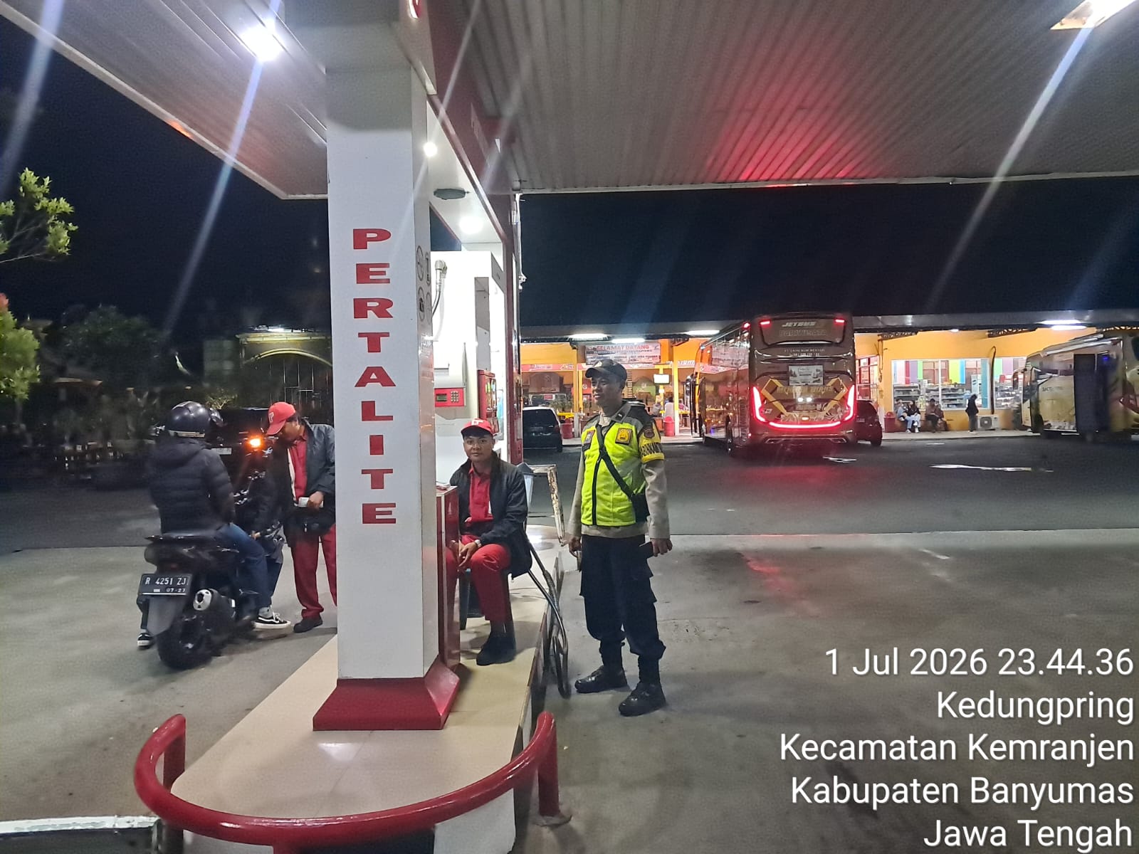 Sambangi SPBU Kedungpring Banyumas, Polisi  Ingatkan Karyawan Waspada Kejahatan Malam Hari