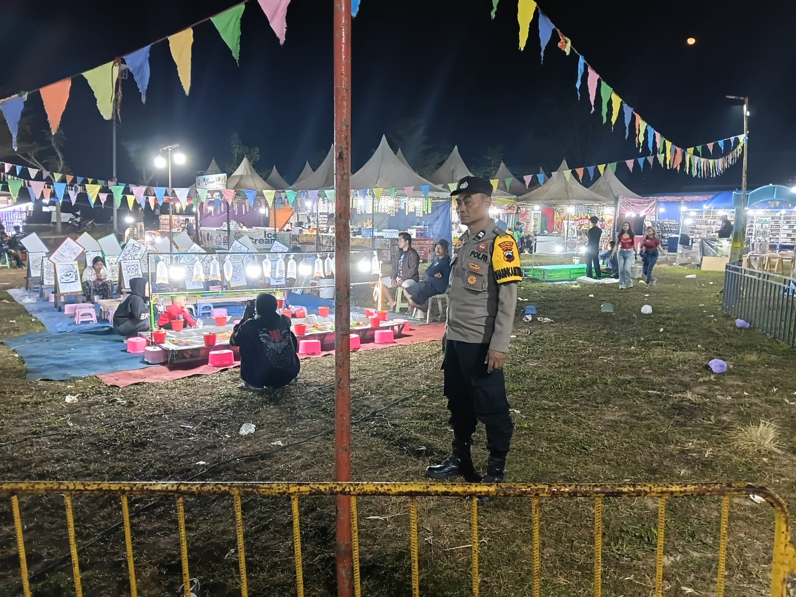 Polsek Wangon Pantau Pasar Malam di Desa Kalisari, Pengunjung Diimbau Waspadai Curanmor
