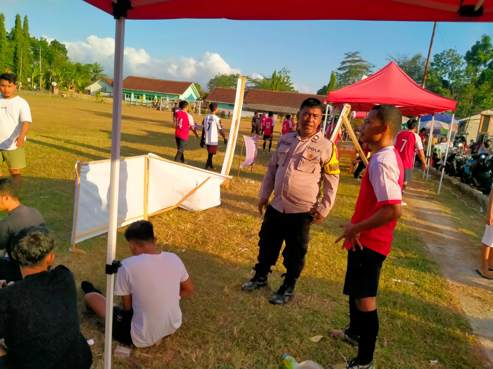 Pererat Silaturahmi dengan Warga, Bhabinkamtibmas Tambak Banyumas Sampaikan Pesan Kamtibmas