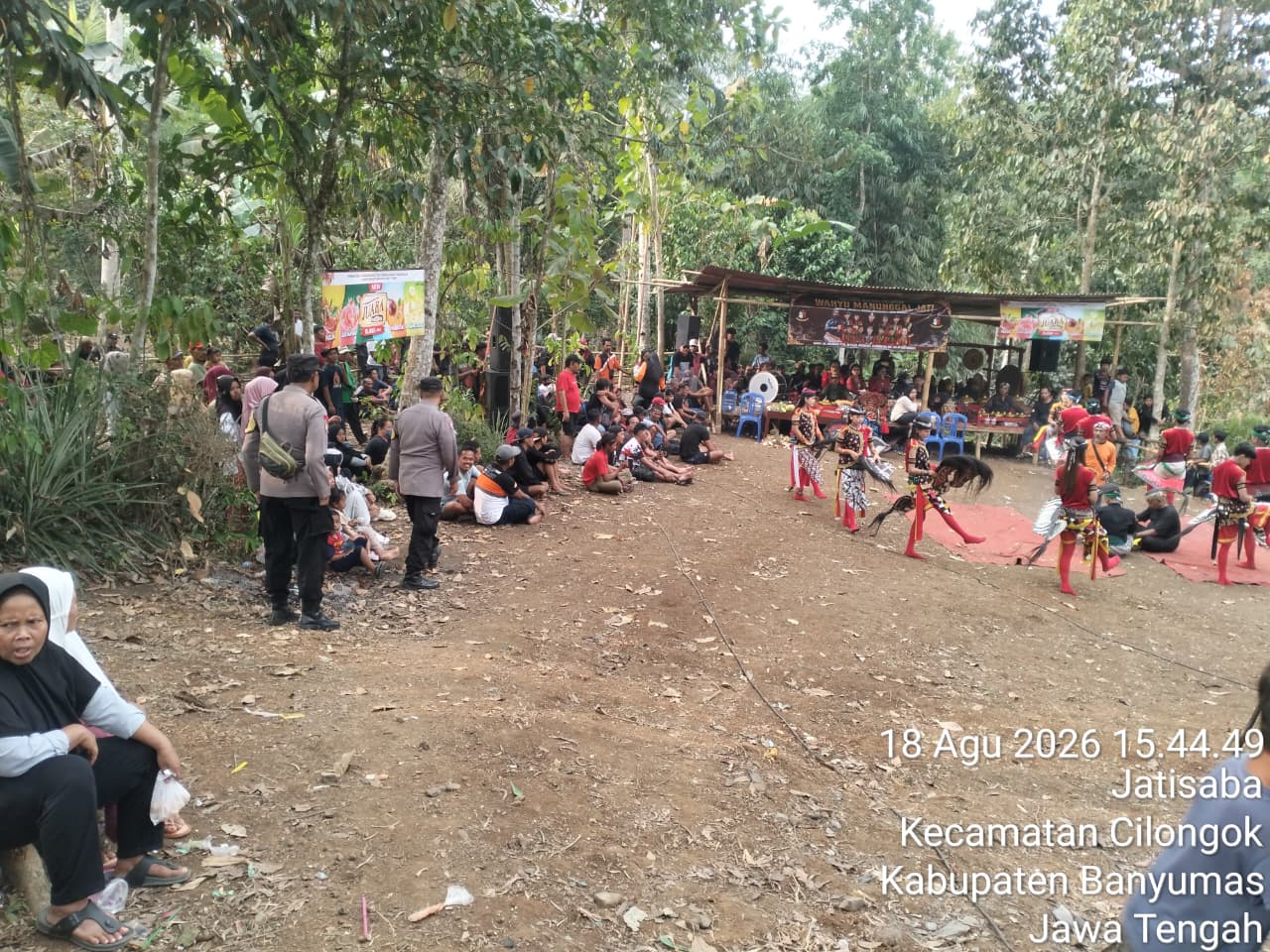 Bhabinkamtibmas Cilongok Banyumas Kawal Pentas Kuda Kepang di Jatisaba, Warga Nikmati Hiburan dengan Aman