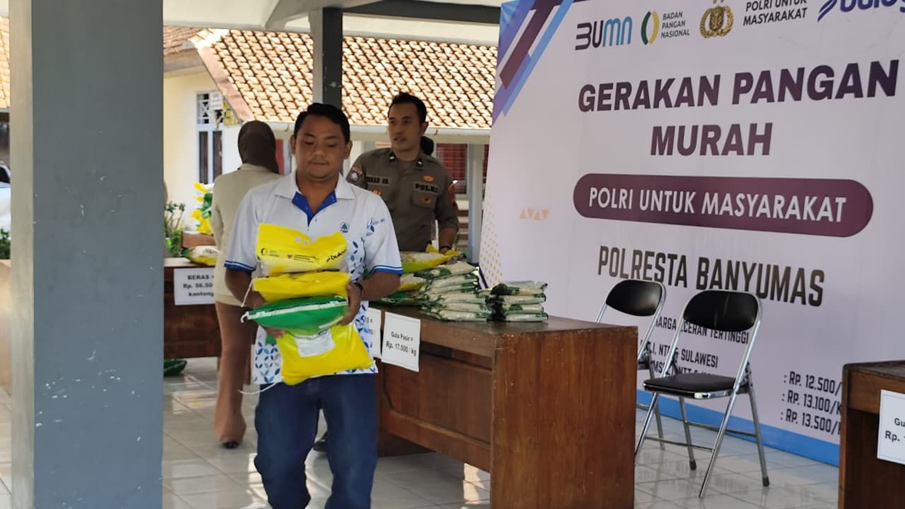 Polresta Banyumas Gelar Gerakan Pangan Murah di Sumampir, Warga Antusias Serbu Sembako Murah