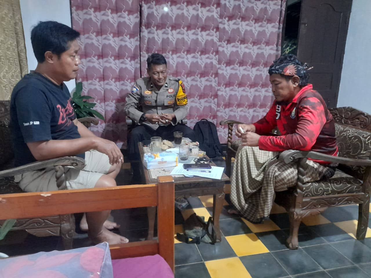 Sambang Malam, Bhabinkamtibmas Polsek Sumbang Ajak Warga Aktifkan Siskamling