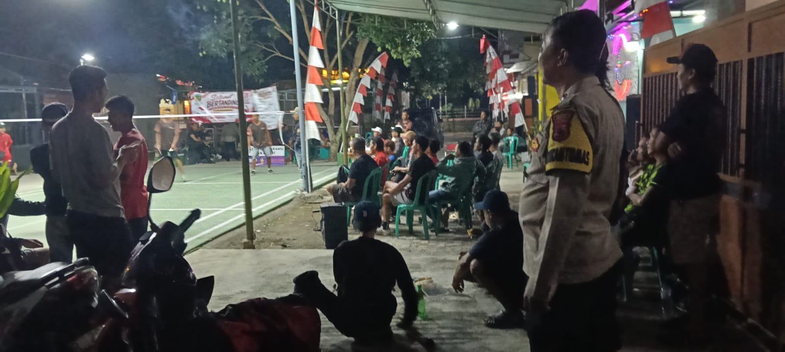 Patroli Dialogis di Tengah Lomba HUT RI, Bhabinkamtibas Patikraja Ajak Warga Perkuat Kerukunan