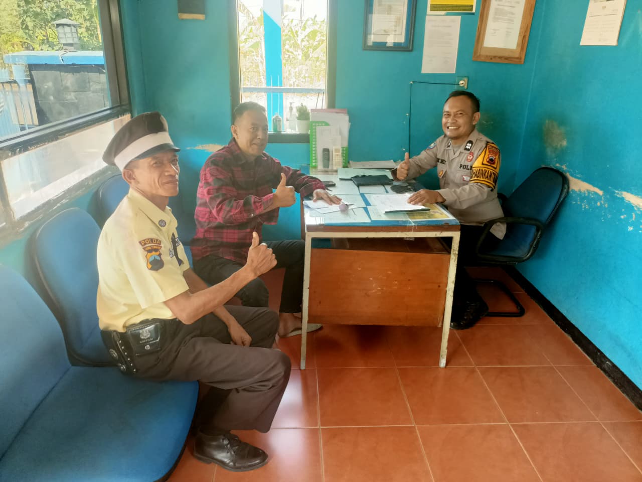 Bhabinkamtibmas Polsek Wangon Banyumas Sosialisasikan Layanan 110 di Kantor PLN, Perkuat Sinergi Kamtibmas