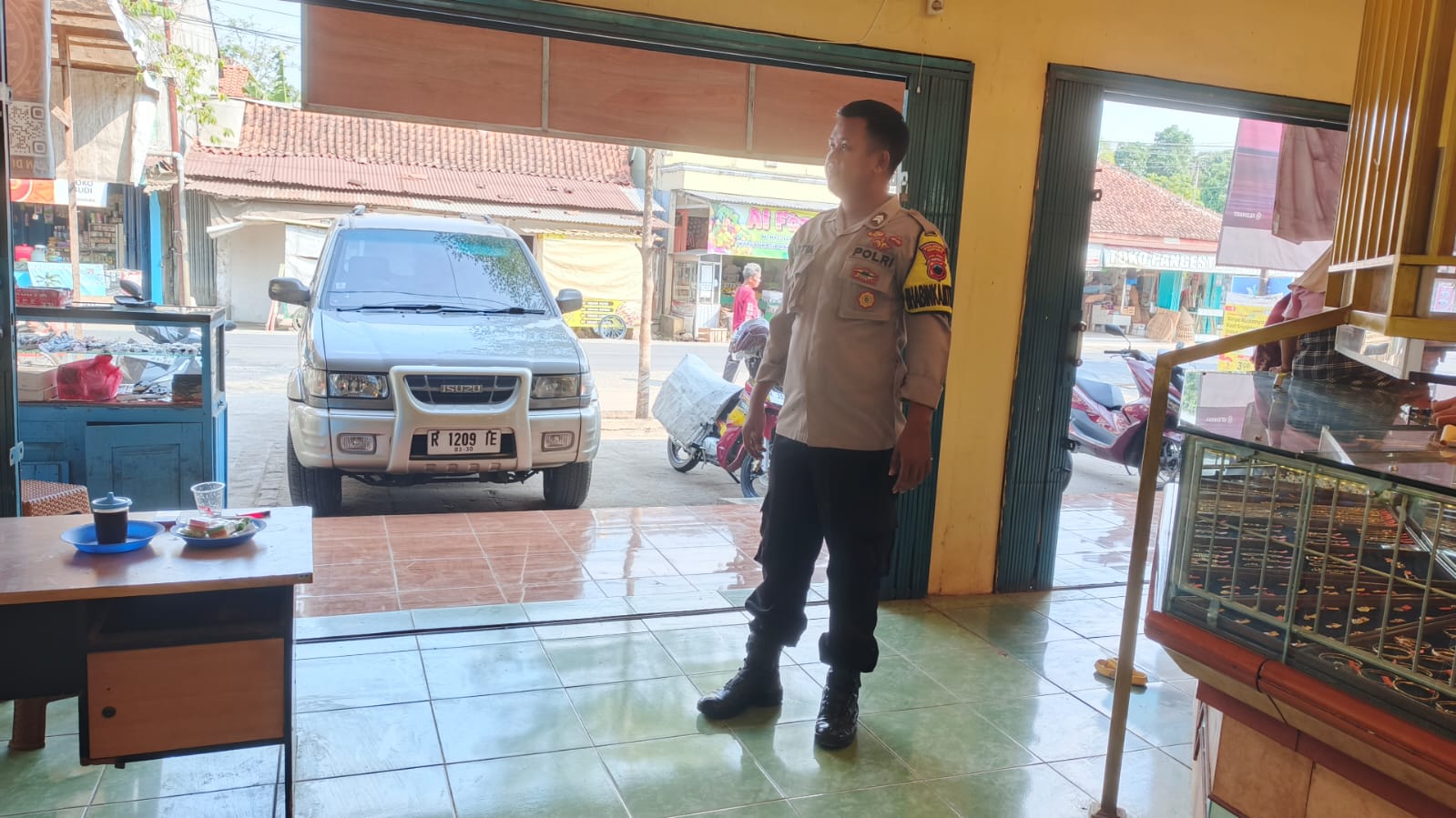 Cegah Curas hingga Penipuan, Polsek Kemranjen Banyumas Berikan Imbauan Kamtibmas di Toko Emas