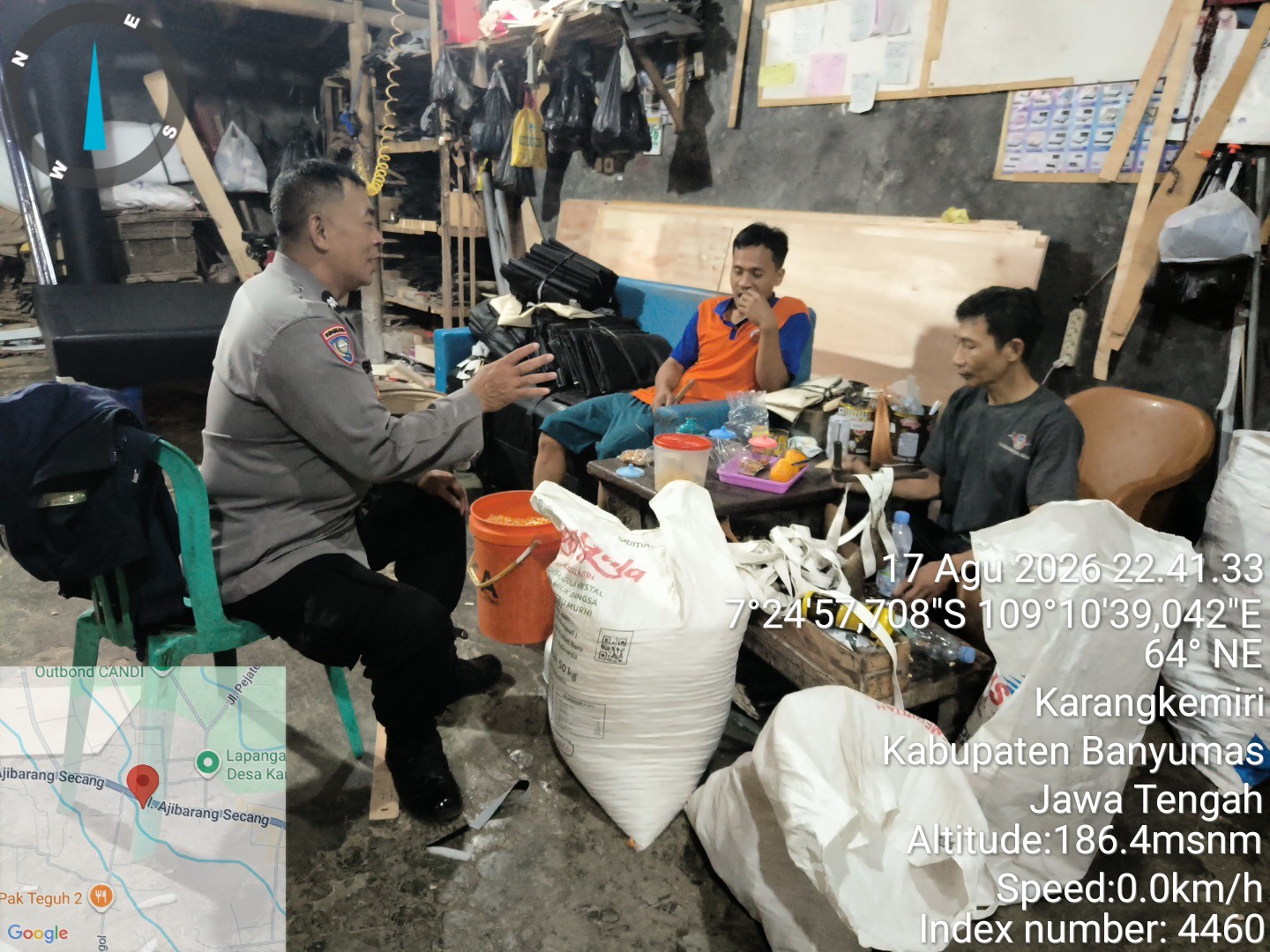 Sambangi Warga Malam Hari,  Bhabinkamtibmas Cilongok Banyumas Ajak Perkuat Ronda