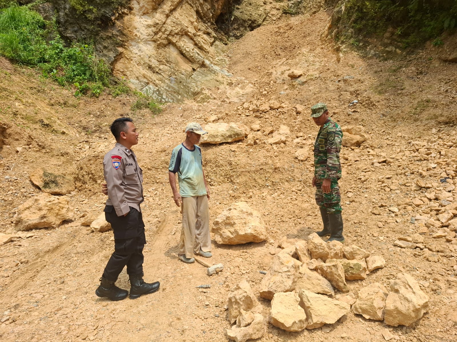 Sambangi Warga Darmakradenan, Bhabinkamtibmas Ajibarang Polresta Banyumas Edukasi Tambang Ilegal
