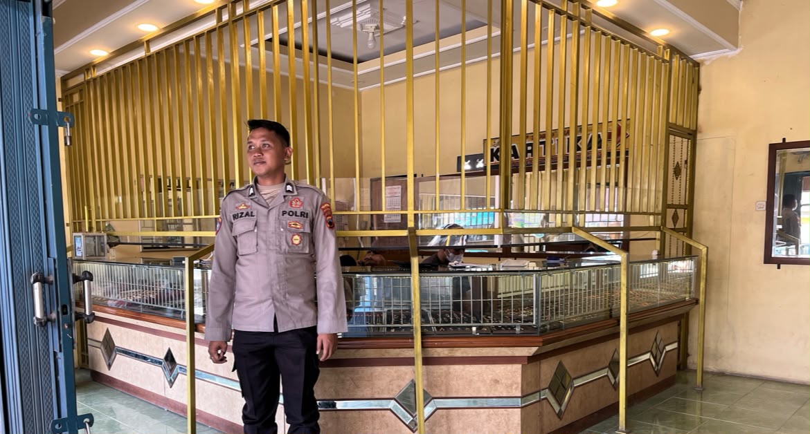 Cegah Kriminalitas, Bhabinkamtibmas Polsek Kemranjen Intensifkan Sambang ke Toko Mas