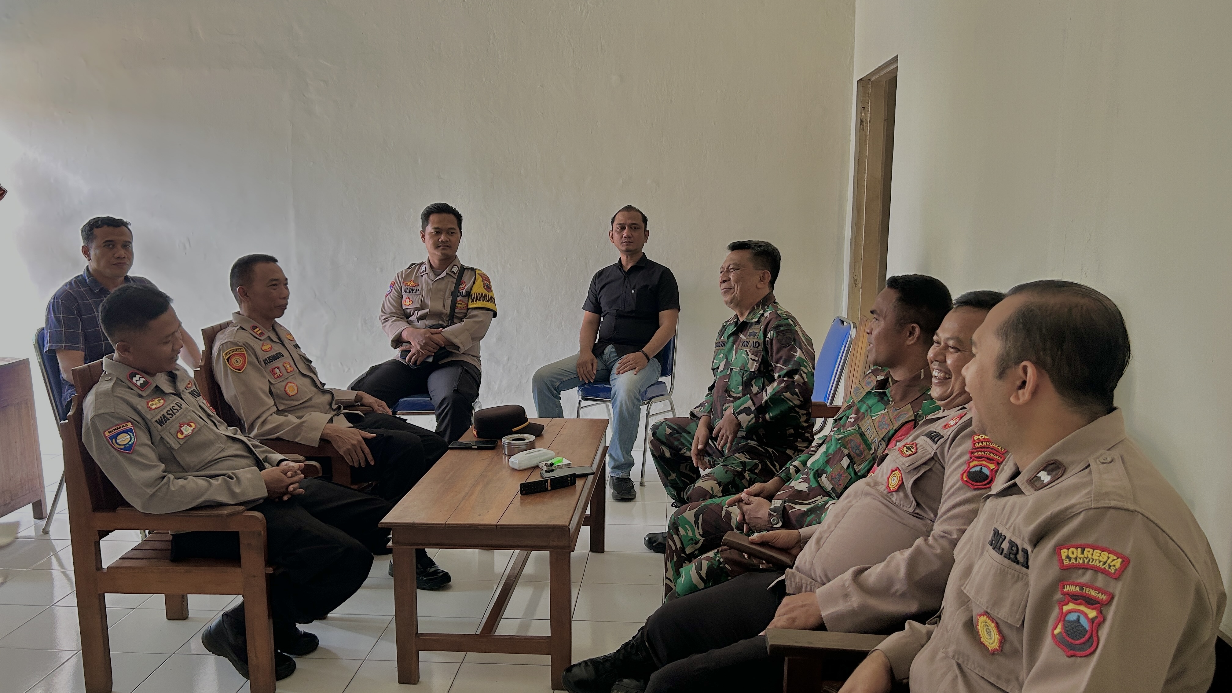 Perkuat Soliditas TNI-Polri, Polsek Wangon Banyumas Silaturahmi ke Koramil Wangon