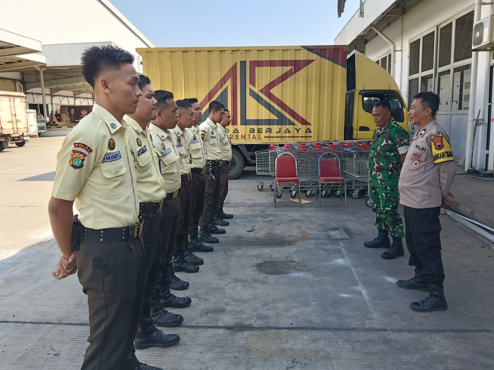 Jaga Keamanan Pusat Perbelanjaan, Bhabinkamtibmas Patikraja Banyumas Perkuat Sinergi dengan Satpam