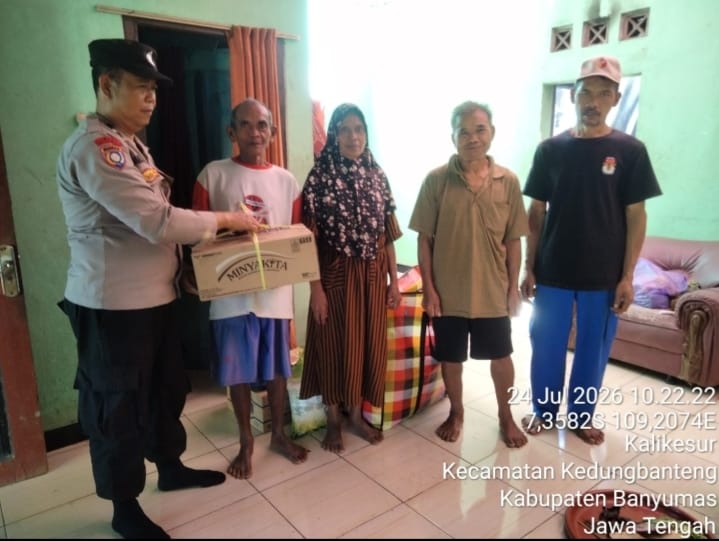 Wujud Kepedulian Polri, Polsek Kedungbanteng Salurkan Bantuan kepada Korban Kebakaran