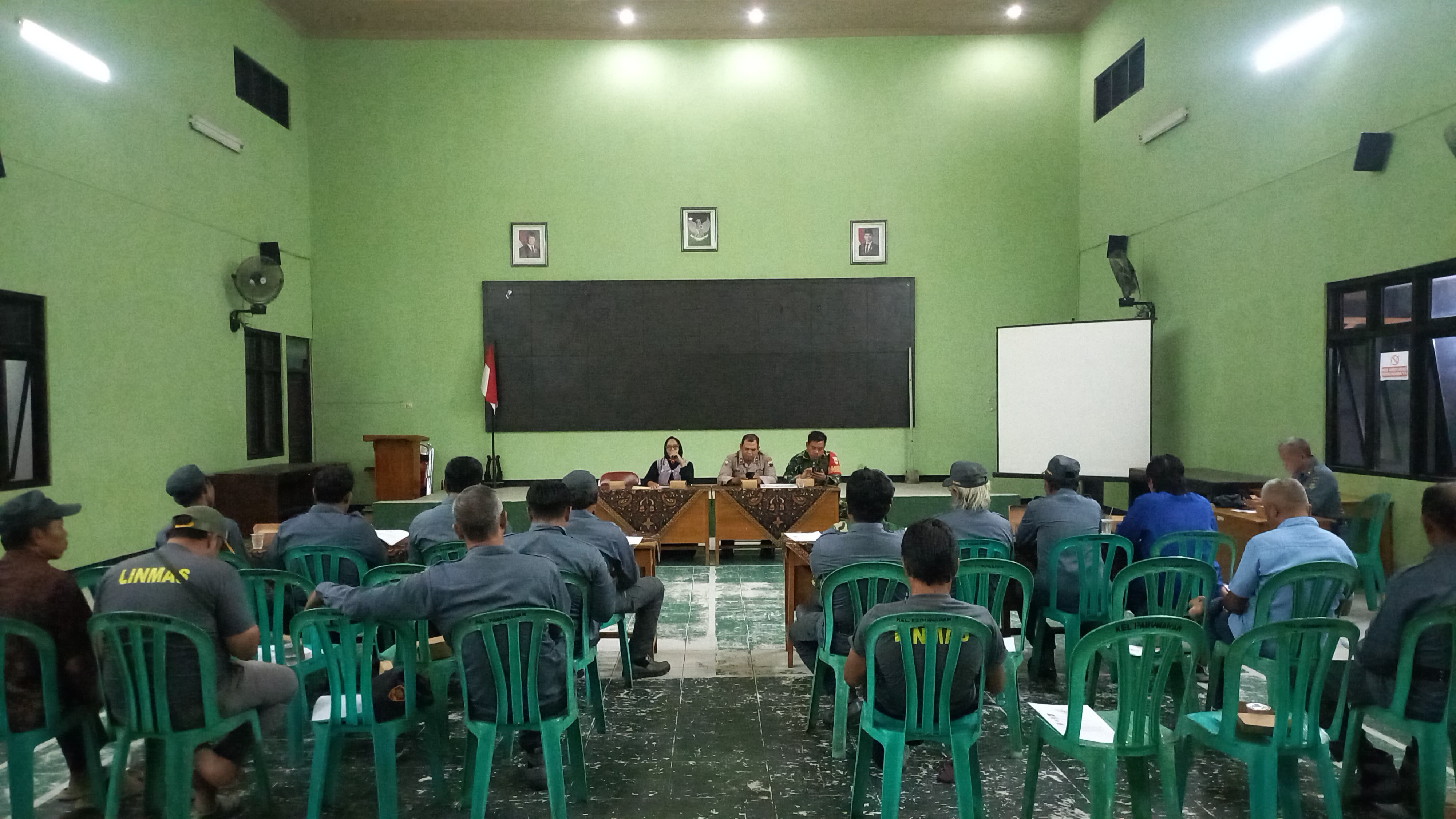 Antisipasi Curanmor di Permukiman, Polsek Purwokerto Utara Banyumas Ajak Linmas Pabuwaran Tingkatkan Ronda