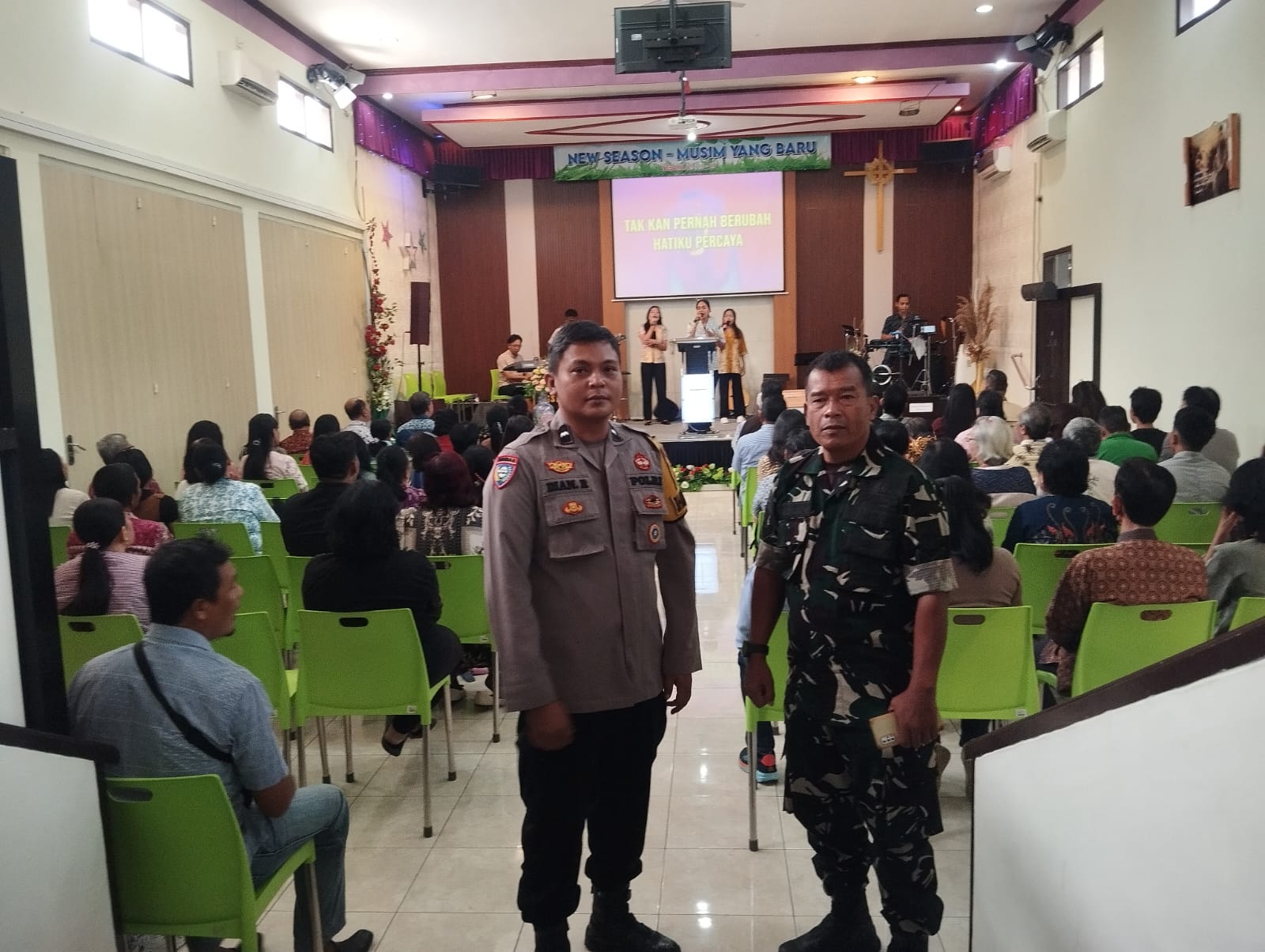 Bhabinkamtibmas Kalibagor Kawal Ibadah Minggu di GSPDI Filadelfia, Jemaat Merasa Aman dan Nyaman