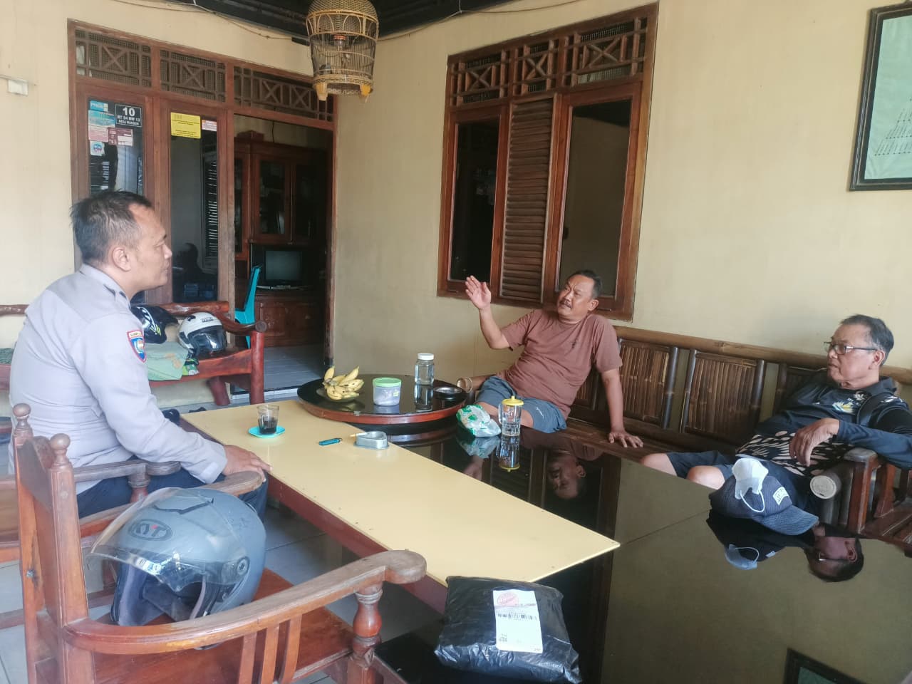 Sambang Tokoh Masyarakat, Bhabinkamtibas Wangon Banyumas Perkuat Silaturahmi dan Serap Informasi Kamtibmas