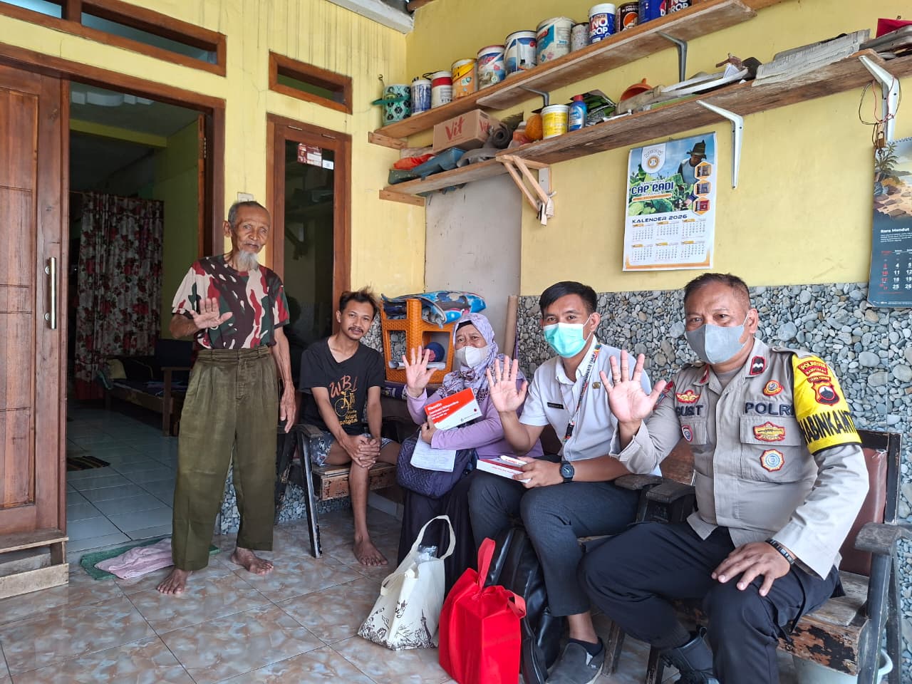 Dukung Eliminasi TBC, Bhabinkamtibmas Polsek Purwokerto Timur Dampingi Tracing TOSS TB