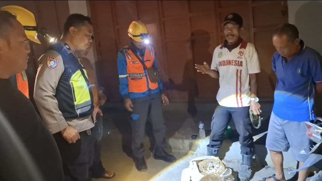 Sarang Tawon Bersarang di Travo Listrik, Bhabinkamtibmas Ajibarang Bersama Tim Lakukan Evakuasi