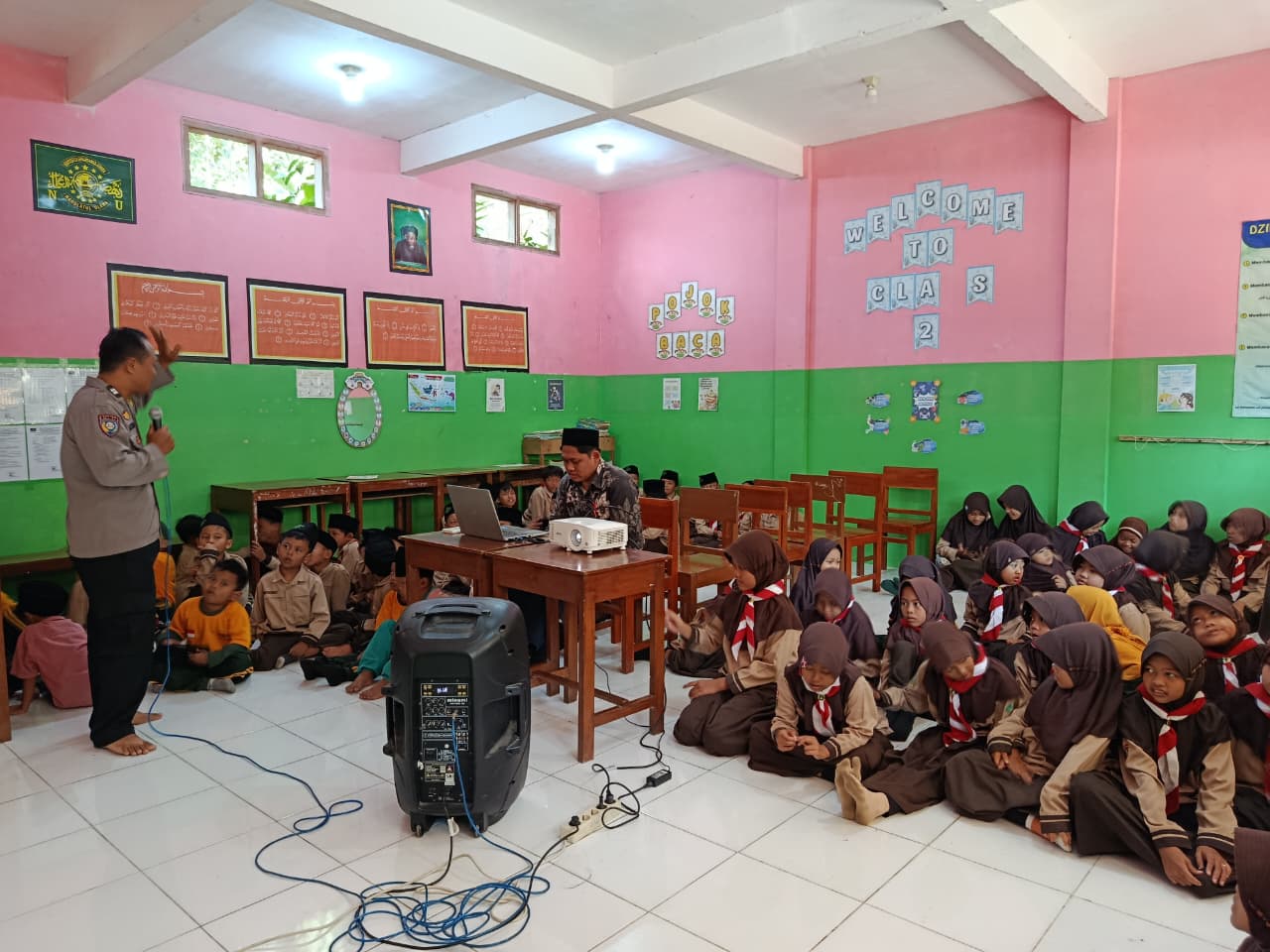 Police Goes to School, Bhabinkamtibmas Polsek Patikraja Edukasi Siswa Cegah Bullying
