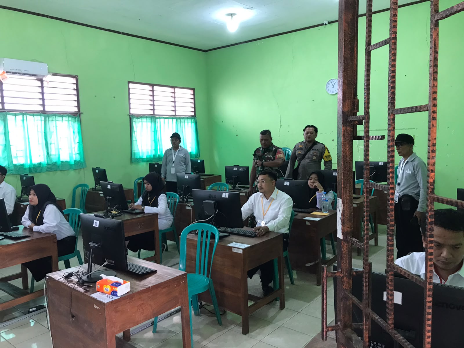 Polsek Kedungbanteng Kawal Seleksi Perangkat Desa Kalisalak, 14 Peserta Ikuti Ujian