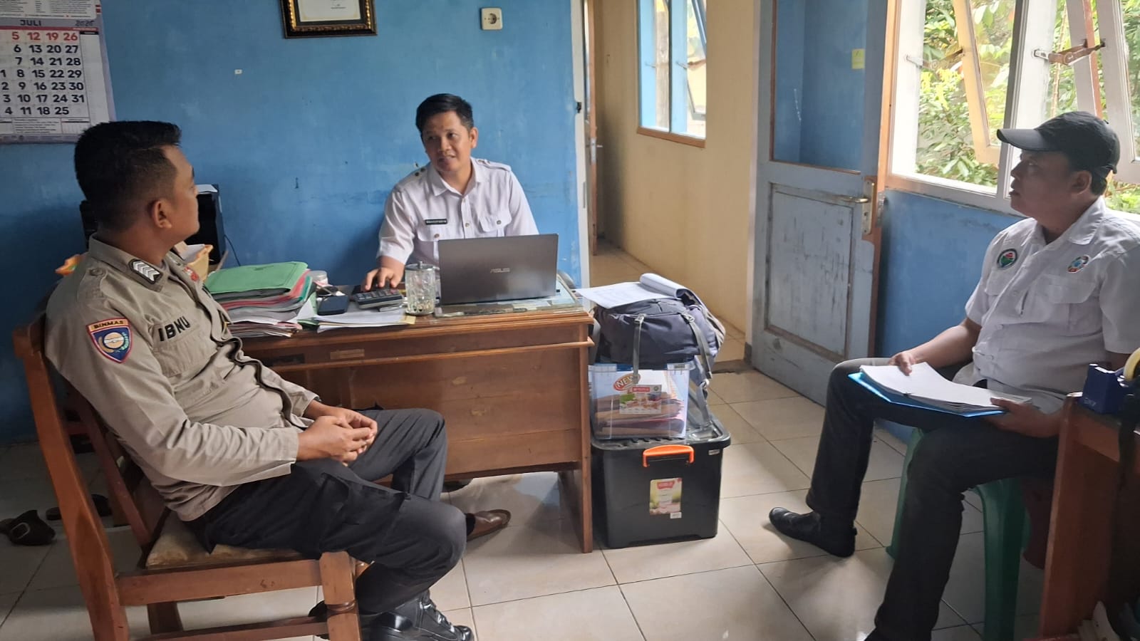 Perkuat Koordinasi Kamtibmas, Bhabinkamtibmas Polsek Baturraden Banyumas Sambangi Perangkat Desa Kemutug Lor