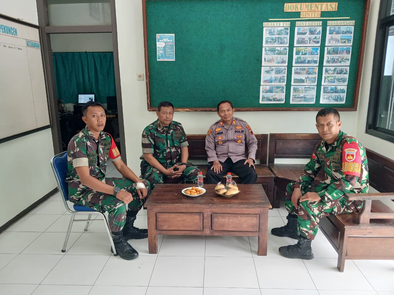 Perkuat Soliditas TNI-Polri, Polsek Pekuncen Banyumas Silaturahmi ke Koramil 15