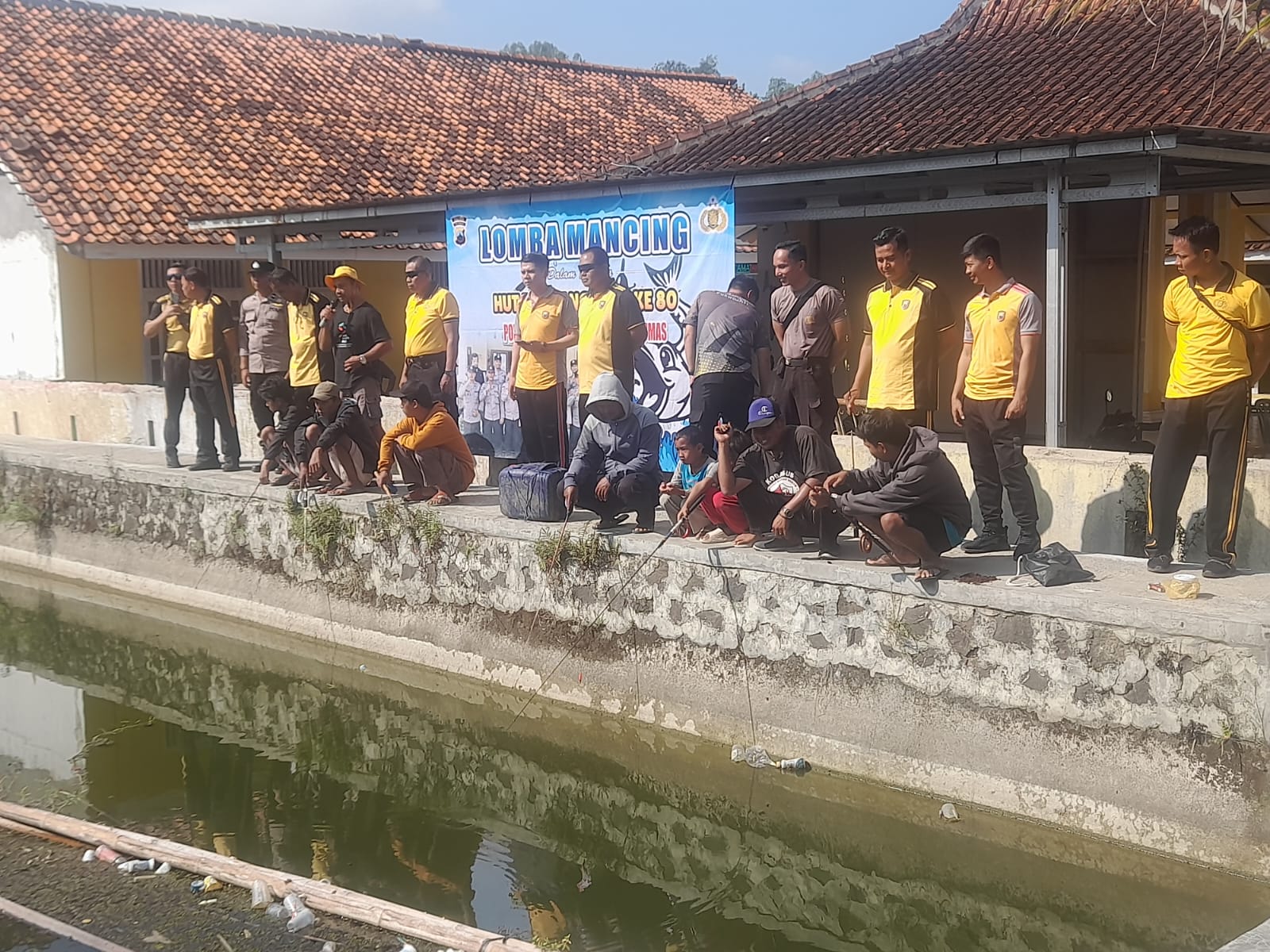 100 Kg Lele Ditebar! HUT Bhayangkara ke-80 di Purwojati Banyumas Makin Meriah
