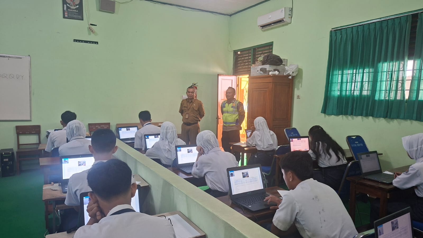 Bhabinkamtibmas Polsek Wangon Polresta Banyumas Kawal Pelaksanaan TKA SMP, Ujian Berlangsung Aman dan Tertib