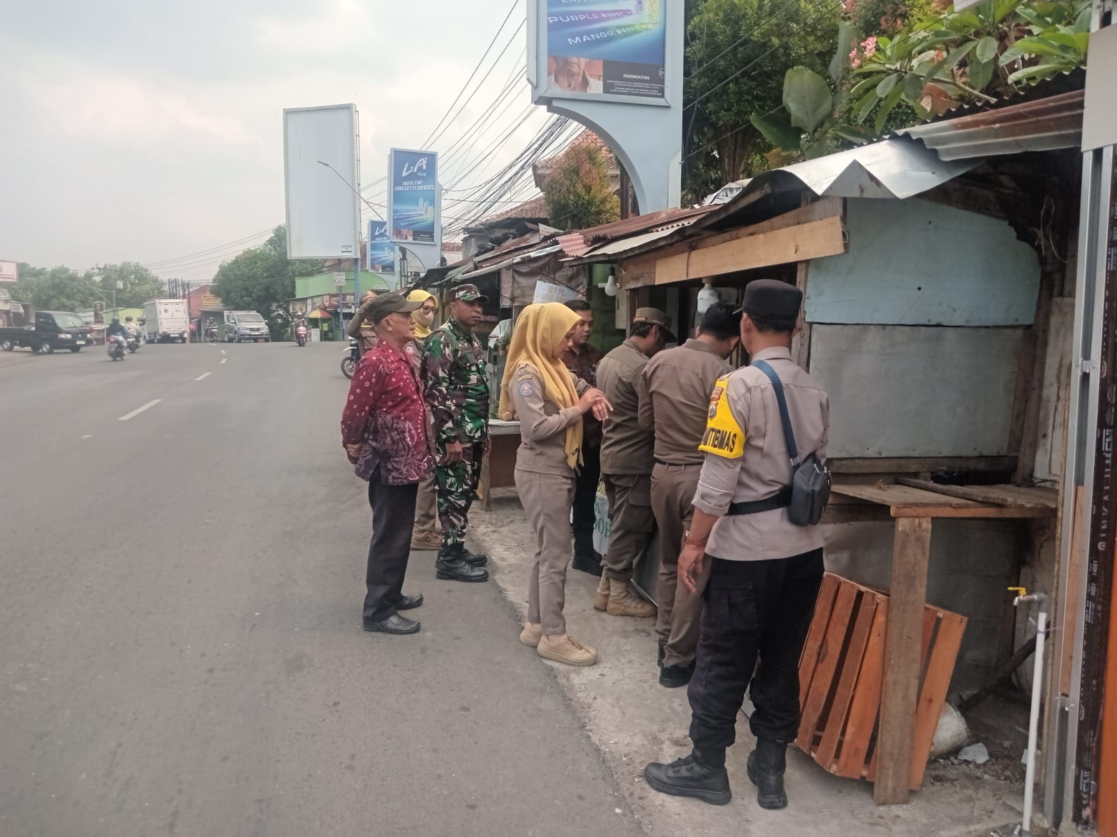 Bhabinkamtibmas Polsek Purwokerto Timur Monitoring Pendataan PKL di Arcawinangun, Pastikan Berjalan Kondusif