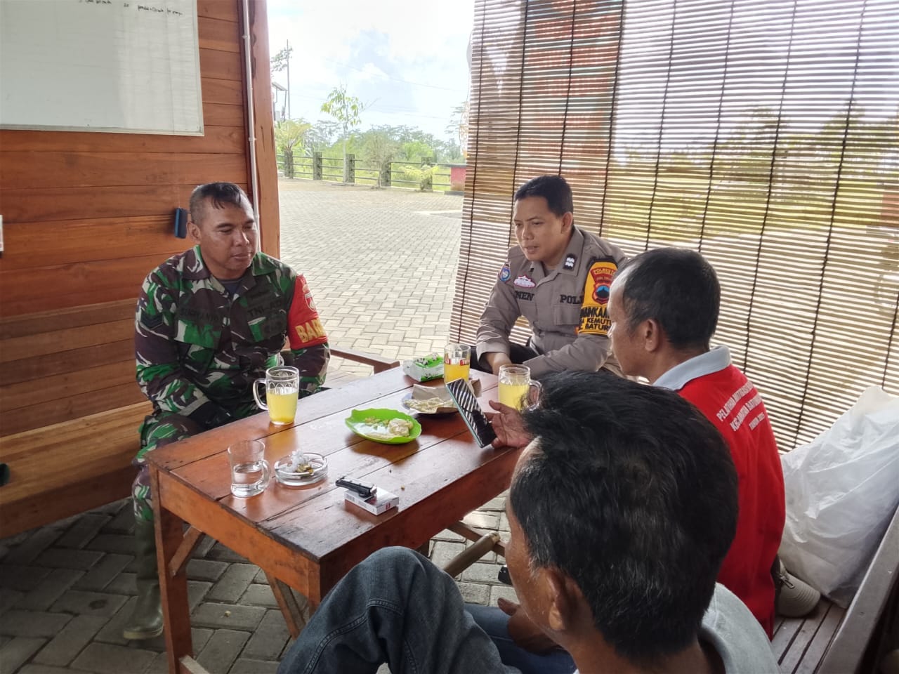 Jalin Kemitraan dengan Tokoh Masyarakat, Bhabinkamtibmas Polsek Purwokerto Selatan Sampaikan Pesan Kamtibmas