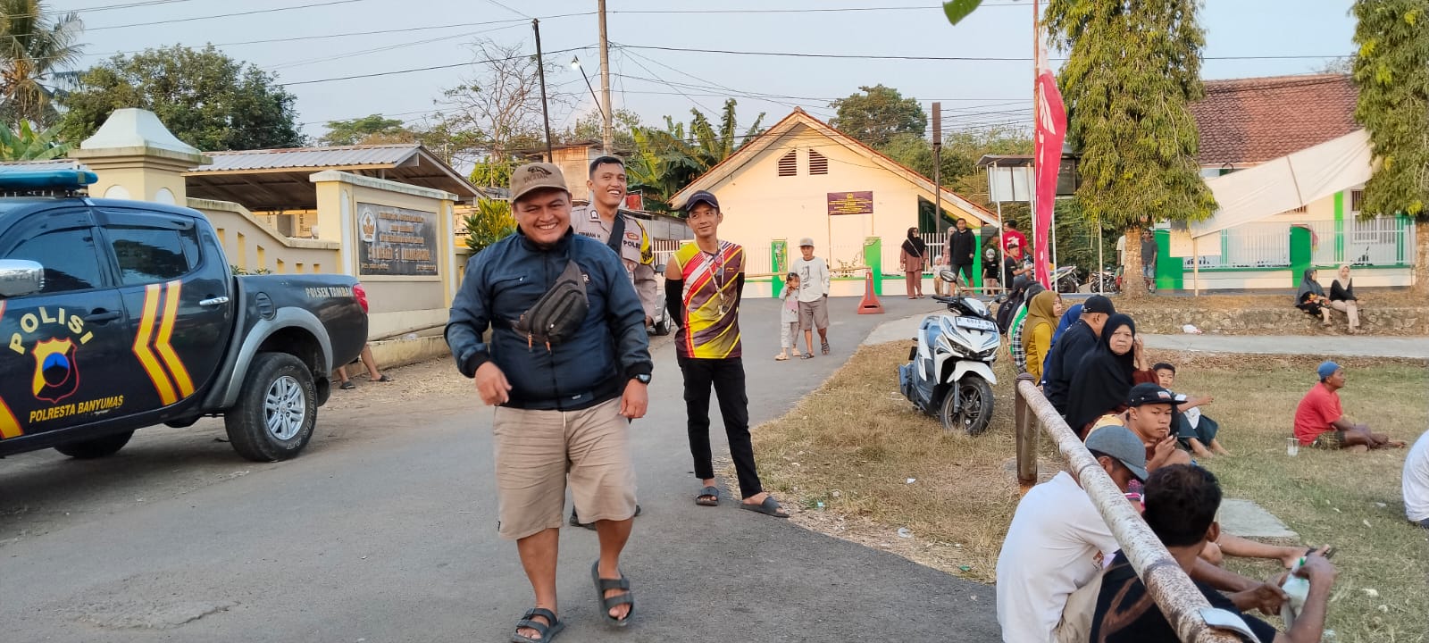 Polsek Tambak Banyumas Kawal Pertandingan Sepak Bola, Ajak Penonton Junjung Sportivitas dan Jaga Ketertiban