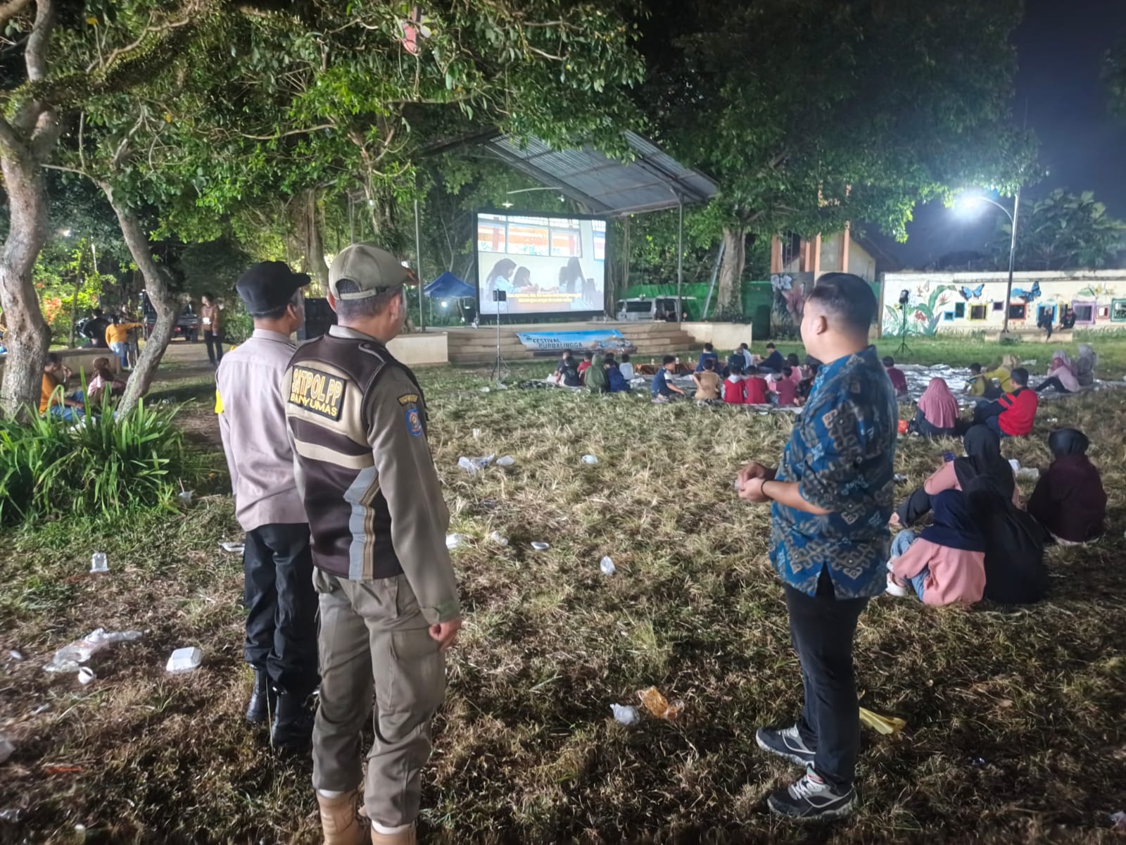 Bhabinkamtibmas Polsek Purwokerto Timur Monitoring Layar Tancap, Warga Nikmati Hiburan dengan Aman
