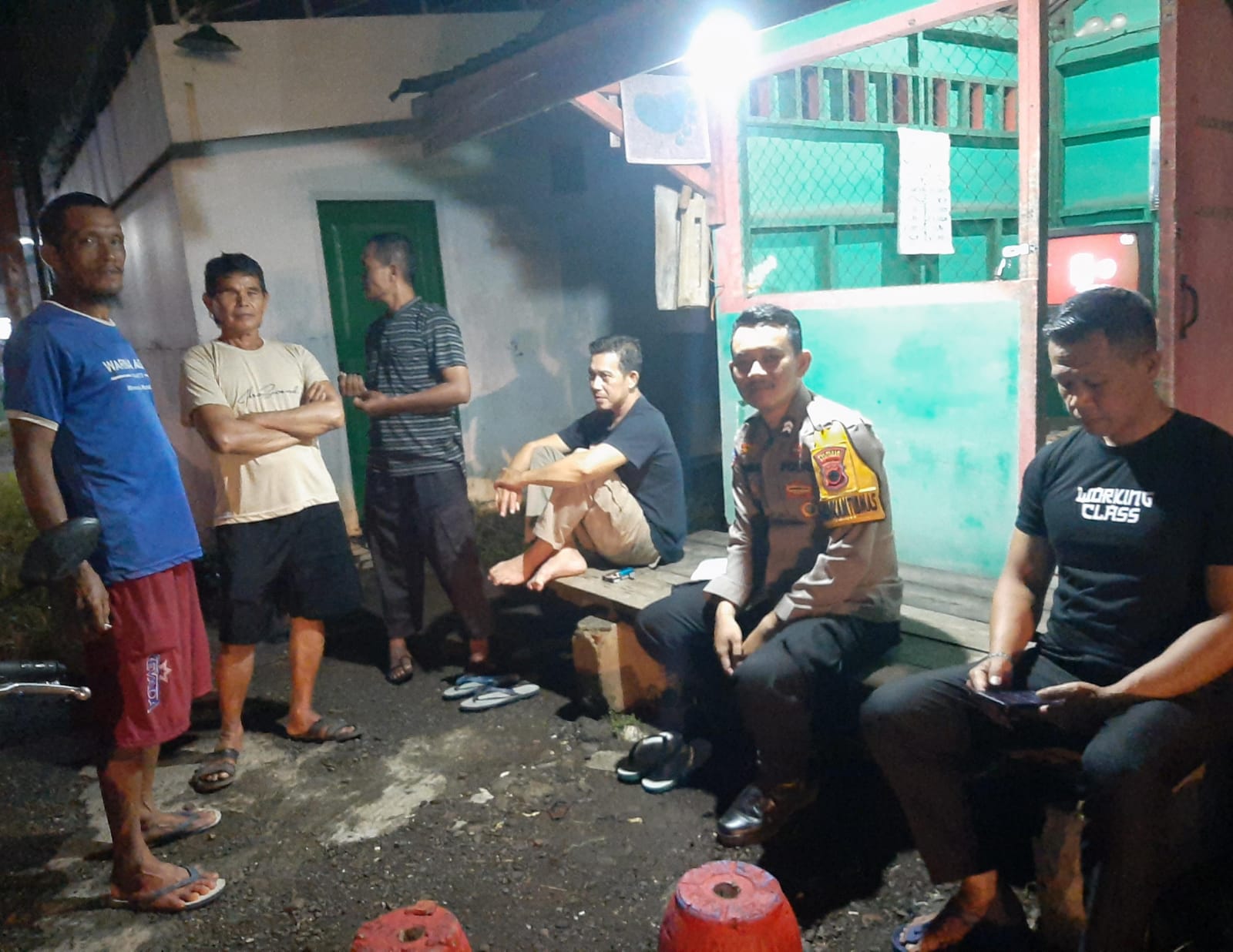 Perkuat Siskamling, Bhabinkamtibmas Polsek Banyumas Rangkul Warga Jaga Kamtibmas
