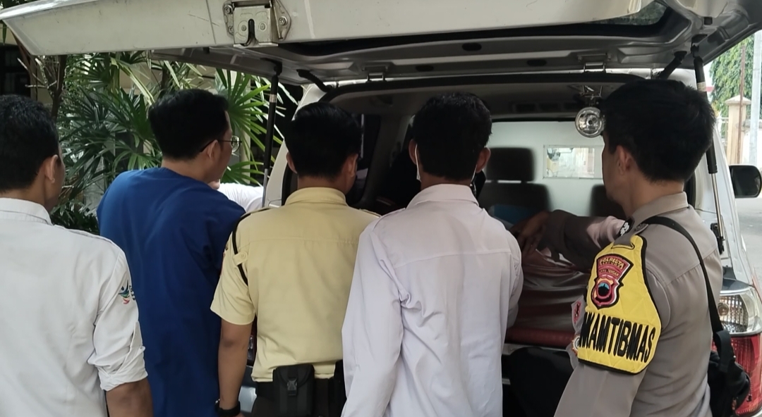 Bhabinkamtibmas Polresta Banyumas dan Tim Nakes Evakuasi ODGJ Yang Resahkan Warga Purwokerto Selatan