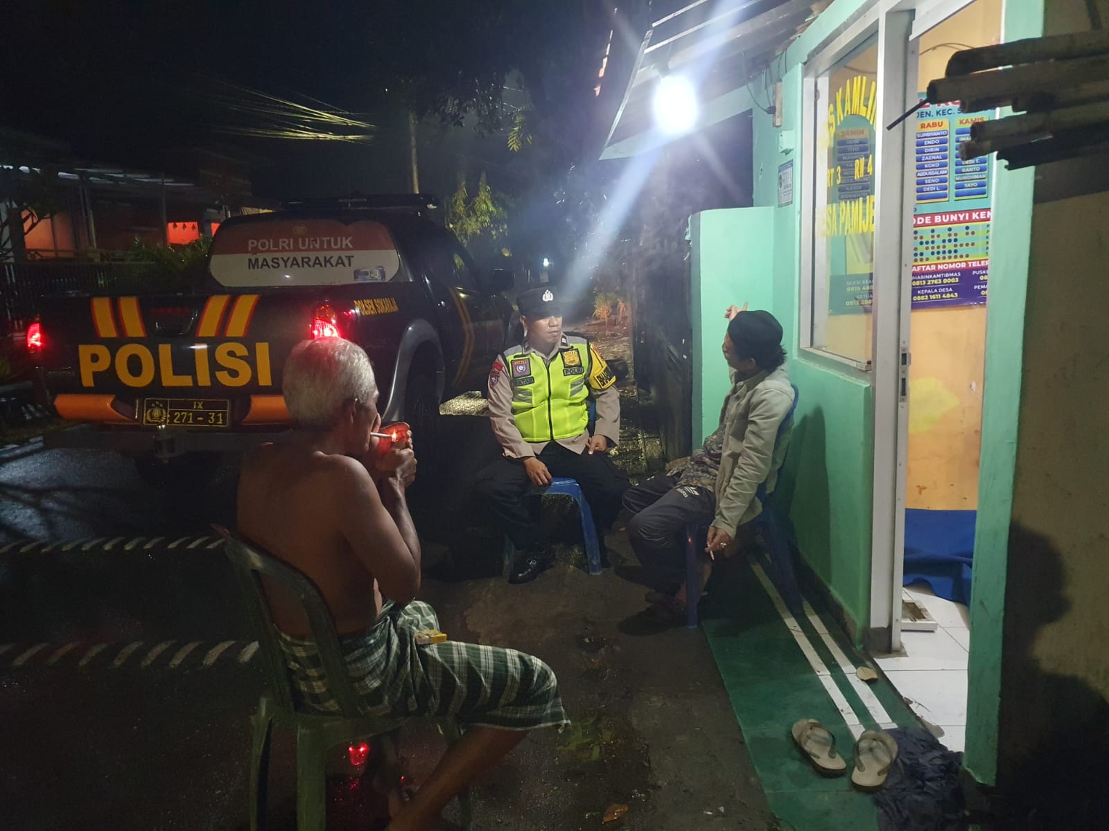 Cek Satkamling, Bhabinkamtibmas Polsek Purwojati Banyumas Apresiasi Semangat Ronda Malam Warga