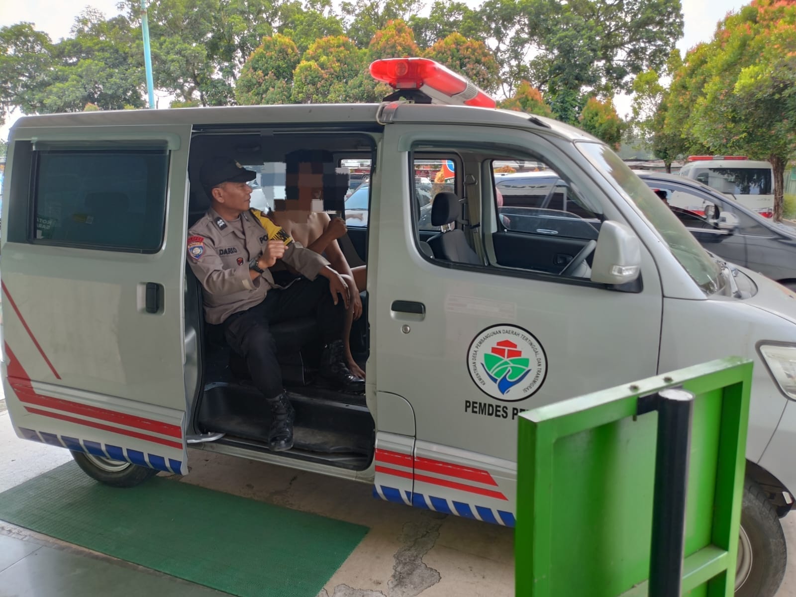 Bhabinkamtibmas Polsek Kalibagor Dampingi ODGJ Jalani Perawatan di RS Banyumas