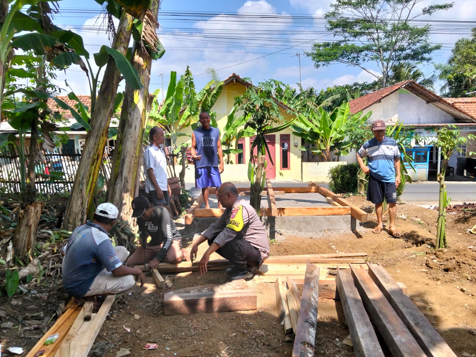 Kolaborasi Polisi dan Warga Ajibarang Banyumas Bangun Satkamling, Perkuat Silaturahmi dan Kamtibmas