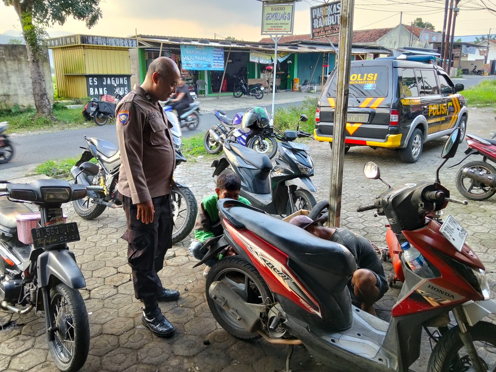 Bhabinkamtibmas Sambangi Bengkel Motor di Ajibarang Banyumas, Antisipasi Modus Kejahatan Kendaraan