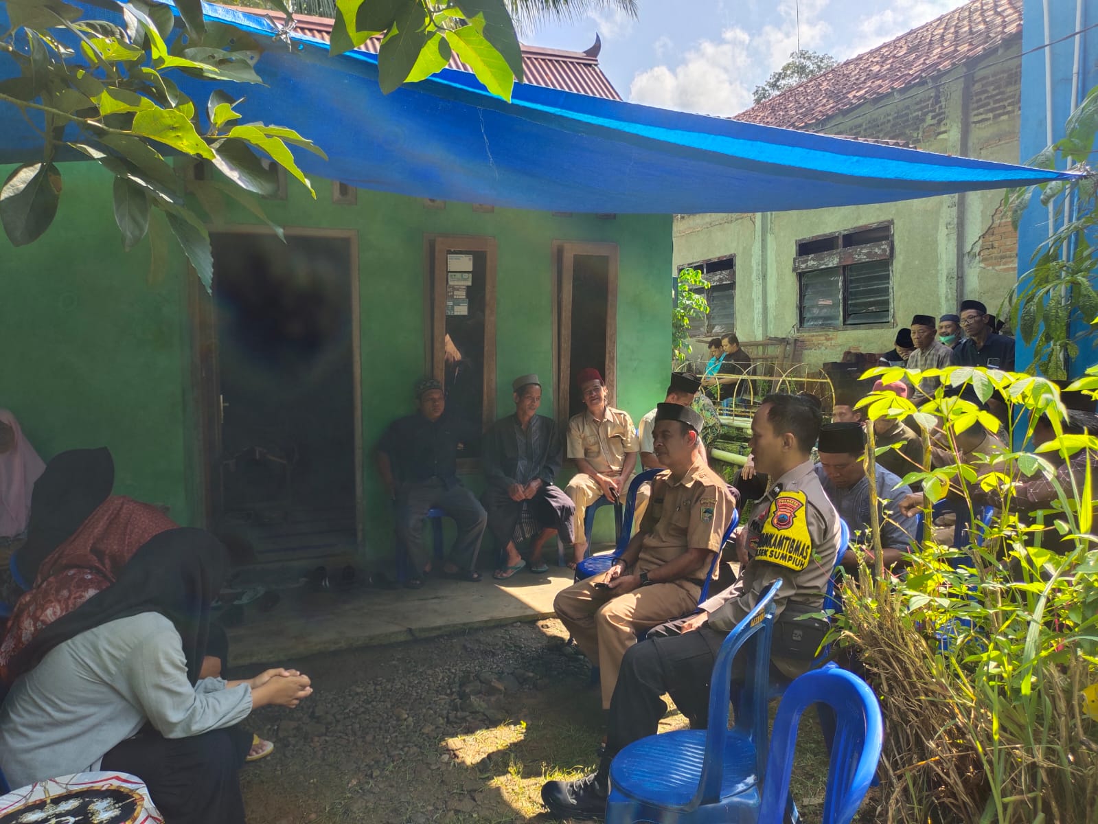 Bhabinkamtibmas Polsek Sumpiuh Polresta Banyumas Takziah Warga, Pererat Kedekatan dengan Masyarakat