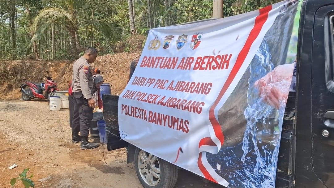 Peduli Warga Terdampak Kemarau, Bhabinkamtibmas Ajibarang Banyumas Bersinergi Salurkan Air Bersih