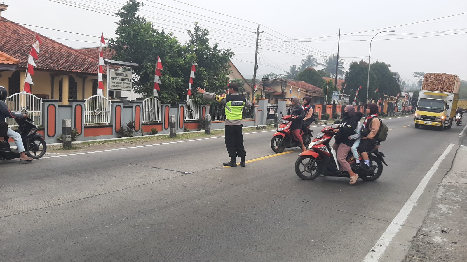 Bhabinkamtibmas Polsek Gumelar Banyumas Laksanakan Yanmas Pagi, Bantu Kelancaran Arus Lalu Lintas di Depan SMPN 1 Gumelar