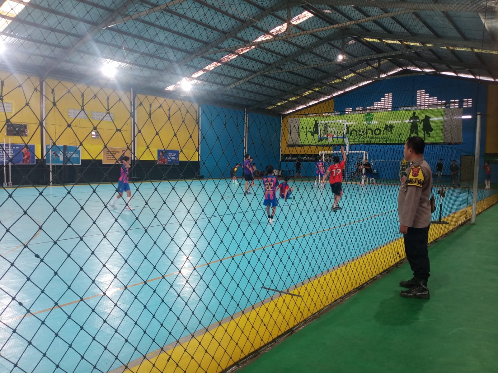 Sambangi Arena Olahraga, Bhabinkamtibmas Ajak Junjung Sportivitas dan Waspadai Curanmor