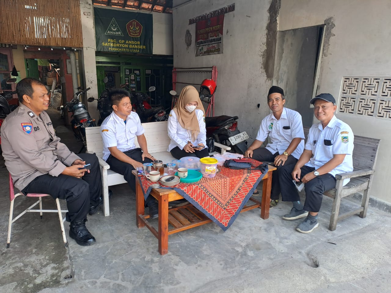 Serap InformasiWarga, Bhabinkamtibmas Pabuwaran Banyumas Intensifkan Sambang