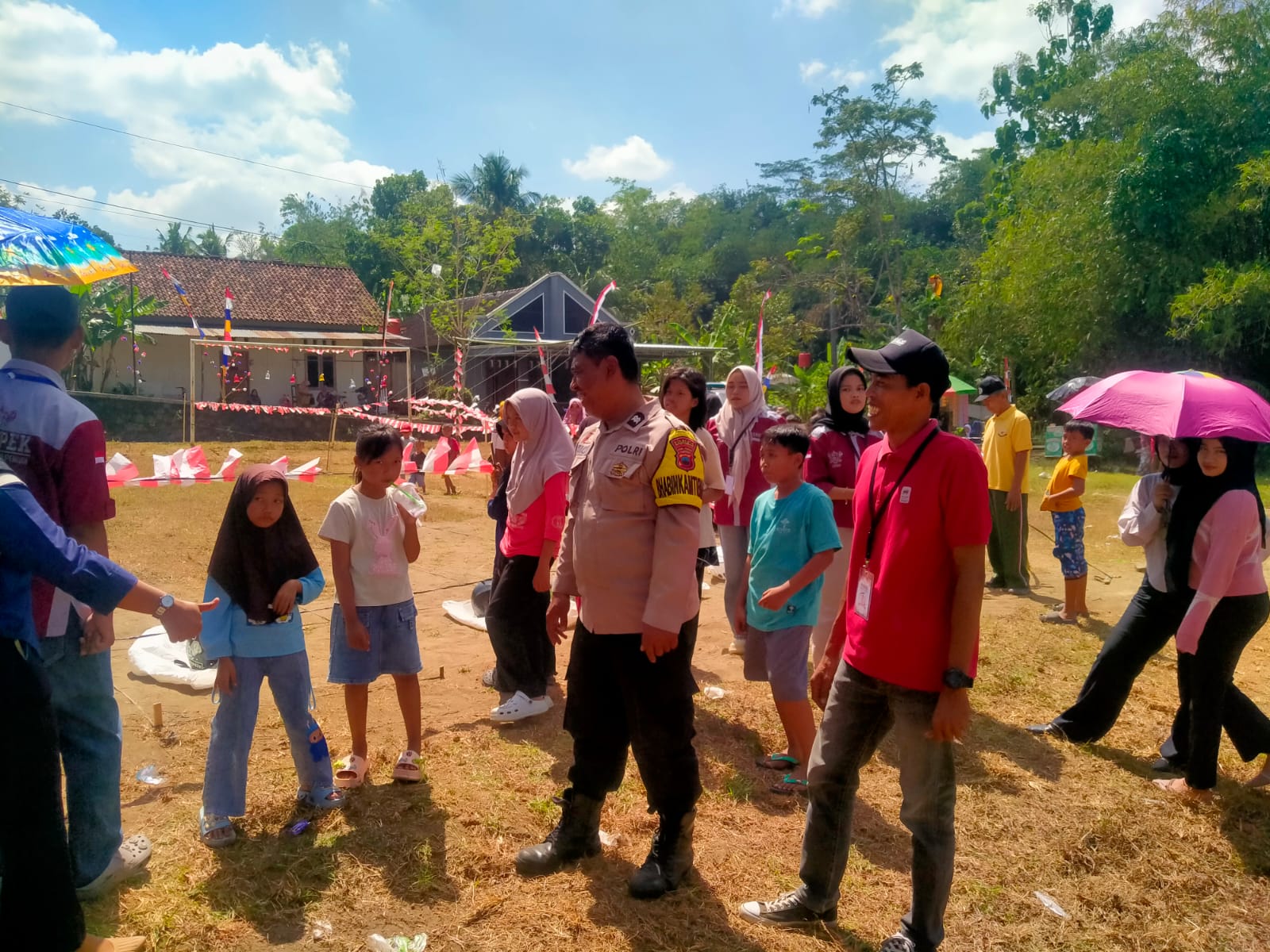 Semarak Kemerdekaan di Ciberem, Bhabinkamtibmas Sumbang Banyumas Monitoring Lomba Warga