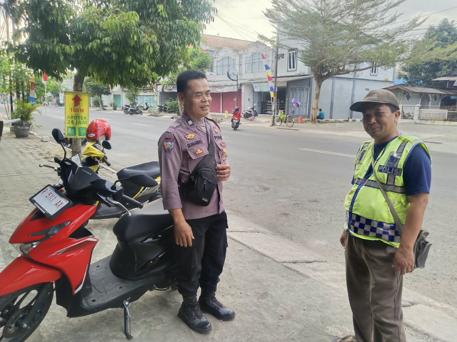 Beri Pembinaan kepada Juru Parkir, Bhabinkamtibas Polsek Sumpiuh Binluh Cegah Curanmor