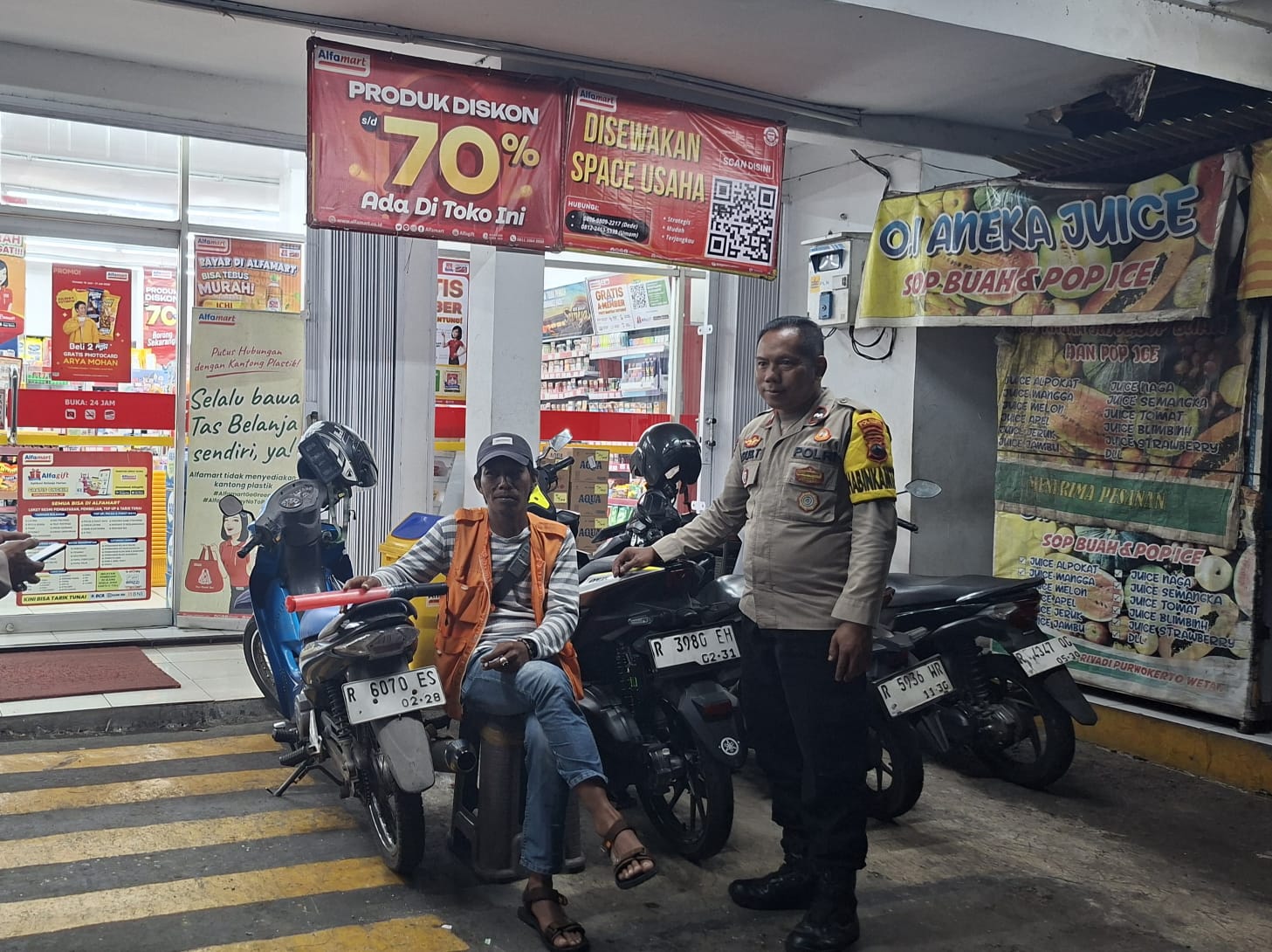 Patroli Dialogis, Bhabinkamtibmas Banyumas Bangun Kedekatan dengan Juru Parkir